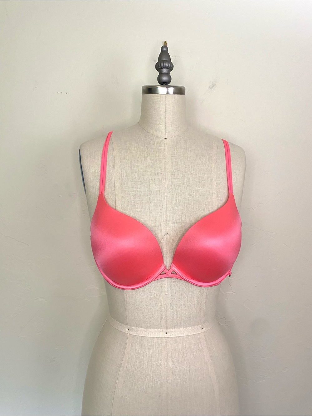 Victoria's Secret Very Sexy Push-up Hot Pink Plunge Push-Up Bra Satin